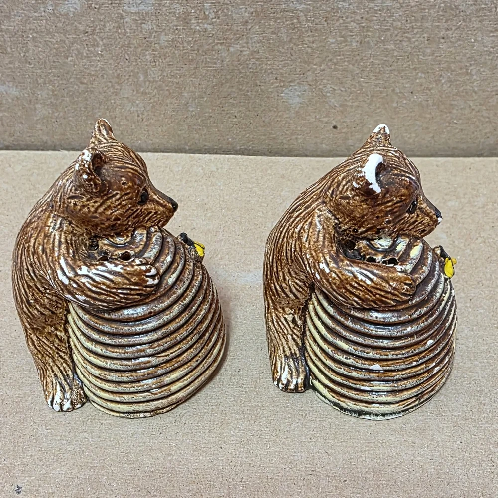 Vtg Bee Hive Bear Salt Pepper Shaker Set #184